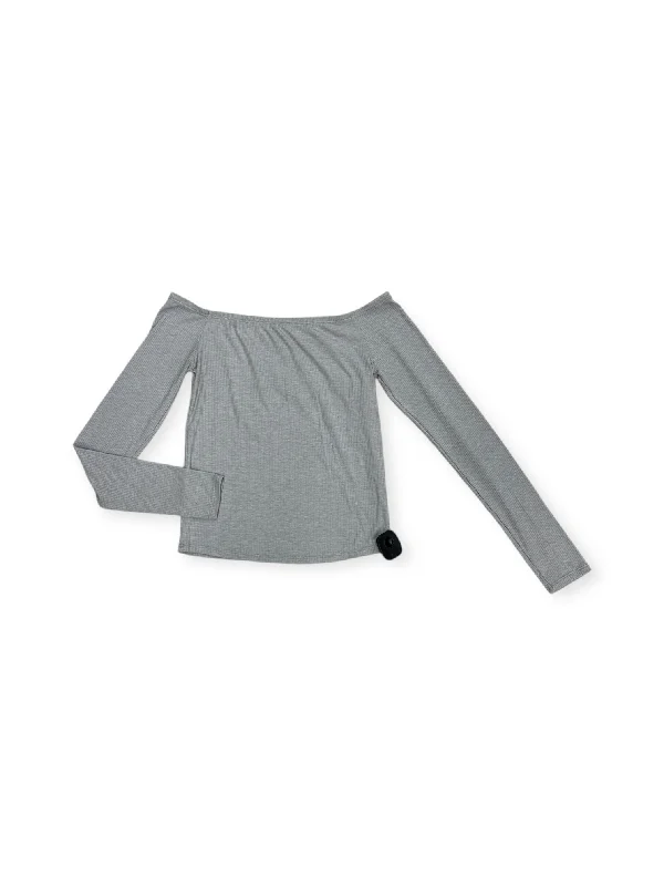 Top Long Sleeve By Arizona In Grey, Size: S Monochromatic Office Style